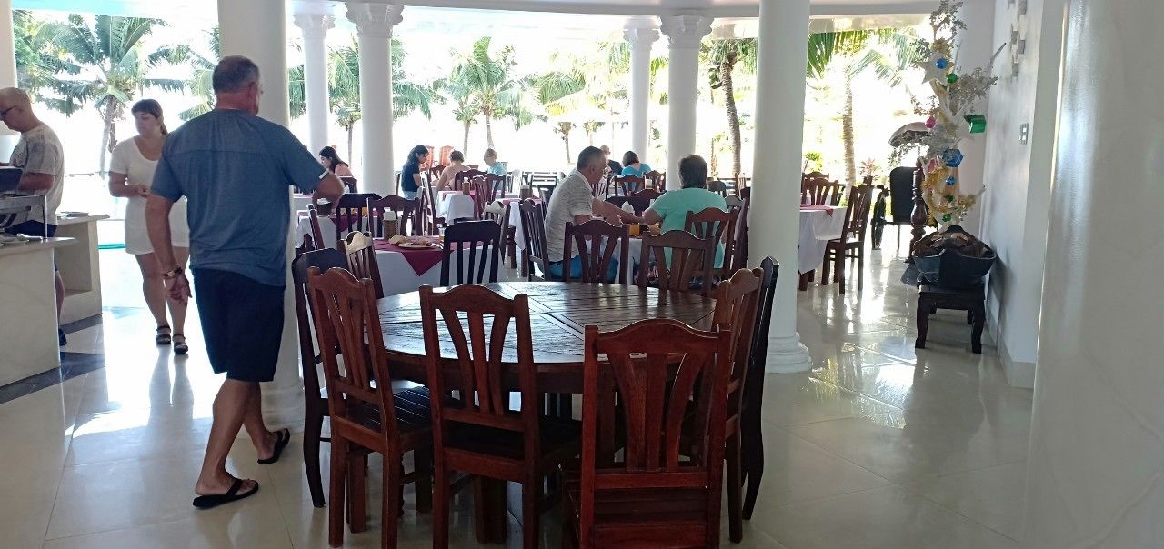 breakfast, lunch and dinner served