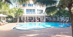 屋外プール、サンラウンジャー