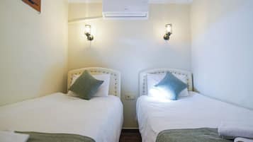 Economy Twin Room | Minibar, desk, soundproofing, free WiFi