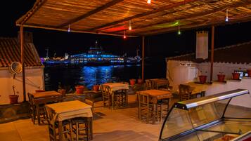 Voorkant accommodatie - avond/nacht