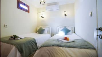 Economy Twin Room | Minibar, desk, soundproofing, free WiFi