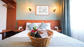 Double Room, Partial Sea View | Minibar, desk, soundproofing, free WiFi - Aspava Butik Otel (Bozcaada)