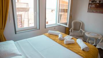 Tweepersoonskamer, gedeeltelijk uitzicht op zee | Een minibar, een bureau, geluiddichte muren, gratis wifi