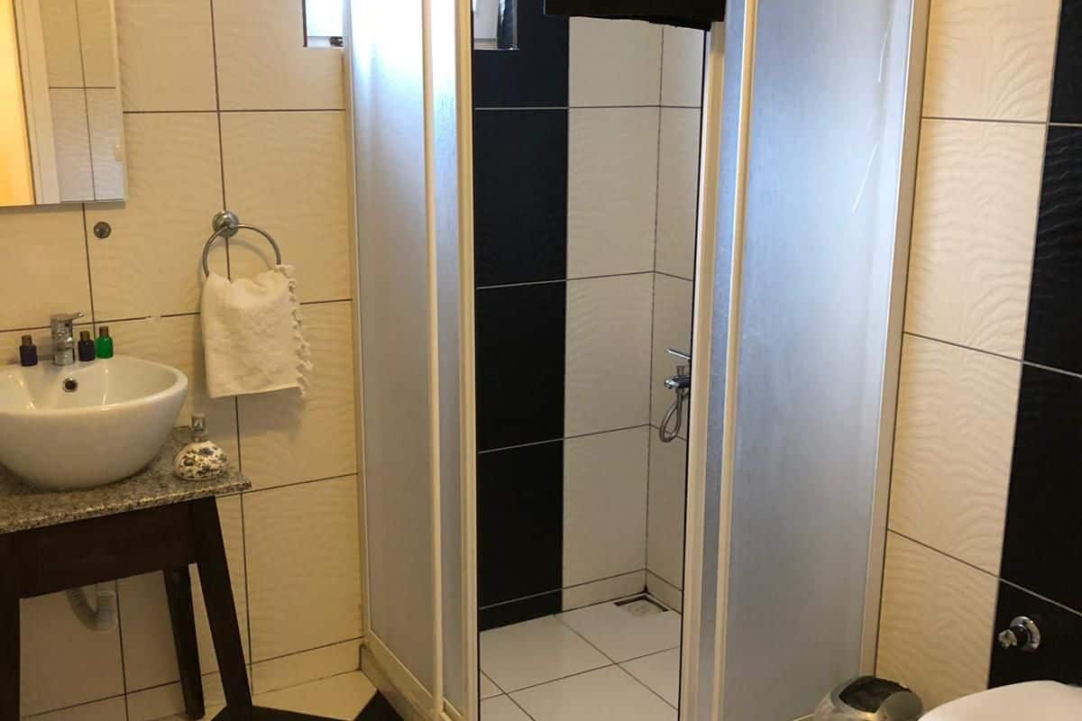 economy twin room | bathroom | shower, free toiletries, hair dryer, slippers