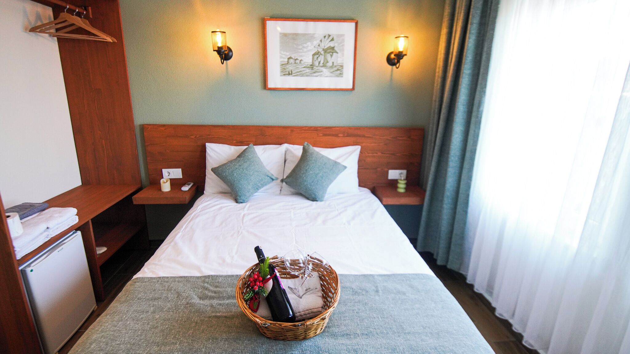 ميني بار ومكتب وتجهيزات عازلة للصوت وواي فاي مجانًا