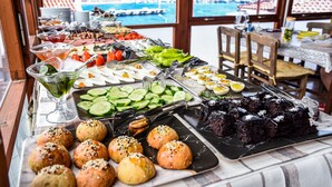 Una mesa de buffet con diferentes platos y vista al mar.