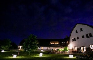 Fassade der Unterkunft – Abend/Nacht