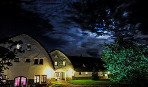 Front of property – evening/night - HOTelarnia (Puszczykowo)