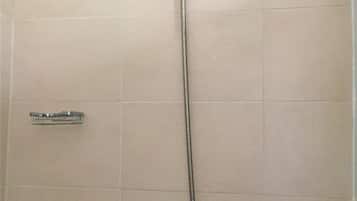 Shower, free toiletries