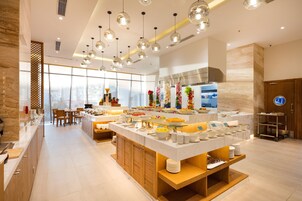 供应晚餐，泳池景观