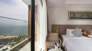Kamar Twin Senior, balkon, pemandangan kota (Deluxe) | Minibar, brankas, meja kerja, dan ruang kerja ramah laptop