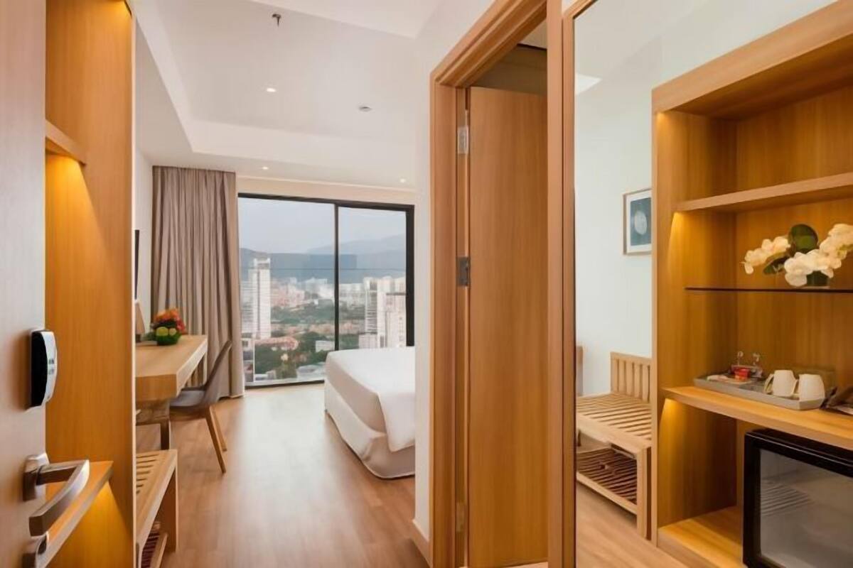 Minibar, caja de seguridad en la habitación y escritorio 