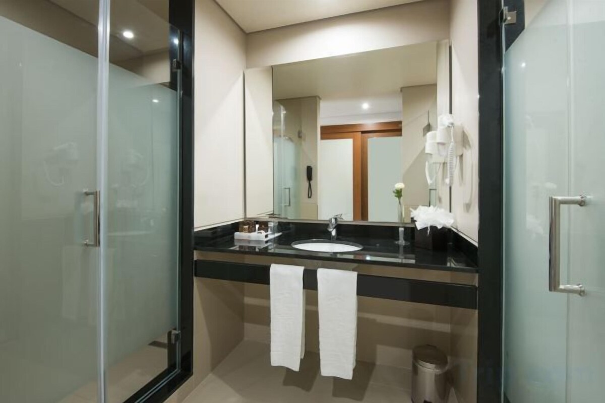 Ducha, artículos de tocador gratuitos, secador de pelo, toallas