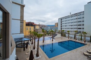 室內游泳池和季節性室外游泳池