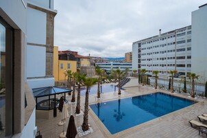 Una piscina techada, una piscina al aire libre de temporada