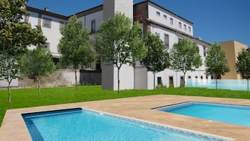 Inomhuspool och en sÀsongsöppen utomhuspool