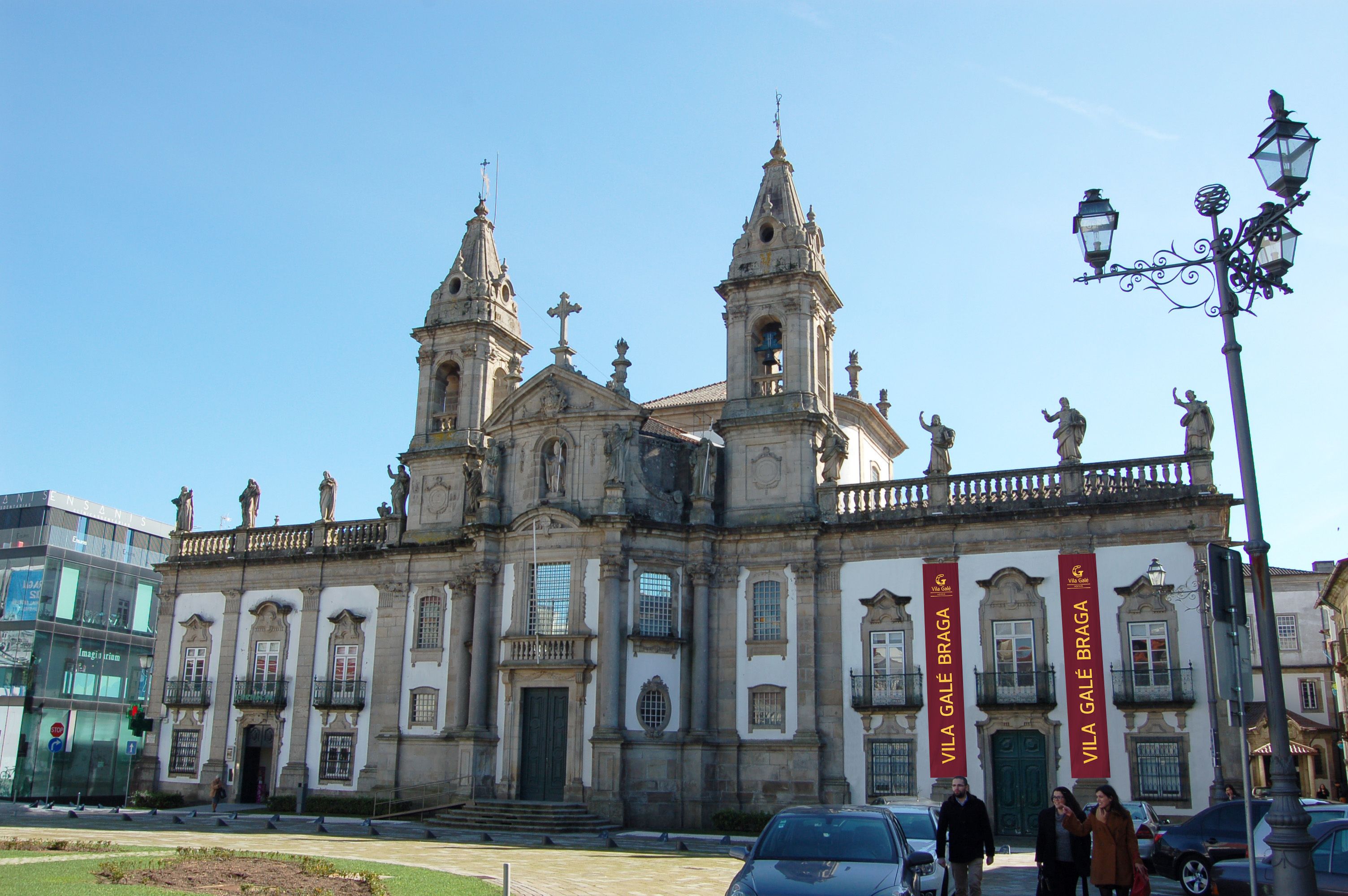 Un edificio histórico con dos torres destacadas y una entrada central.