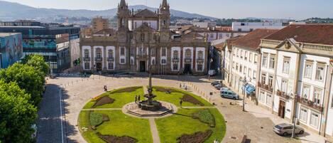Un edificio histórico con un patio central, rodeado por otras construcciones.