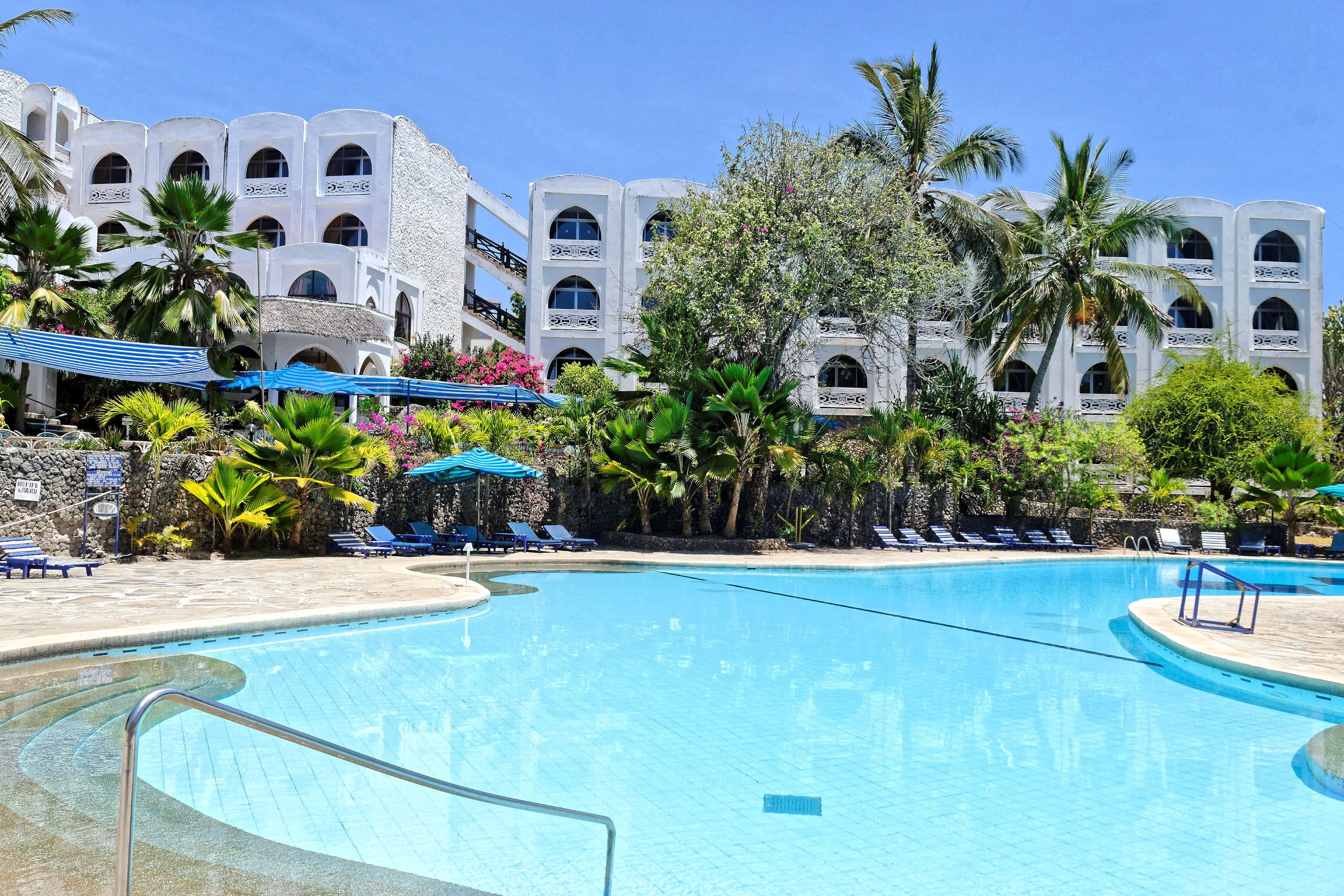 Een buitenzwembad, open van 10.00 uur tot 18.30 uur, en ligstoelen