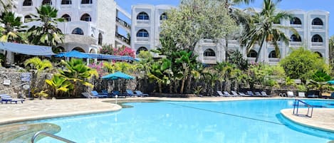 Outdoor pool, open 10 AM to 6:30 PM, pool loungers