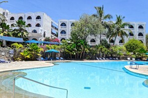 Piscine extérieure, chaises longues