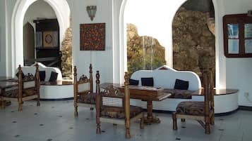 3 bars/lounges