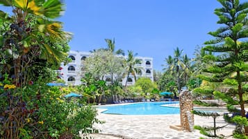 Outdoor pool, open 10 AM to 6:30 PM, sun loungers
