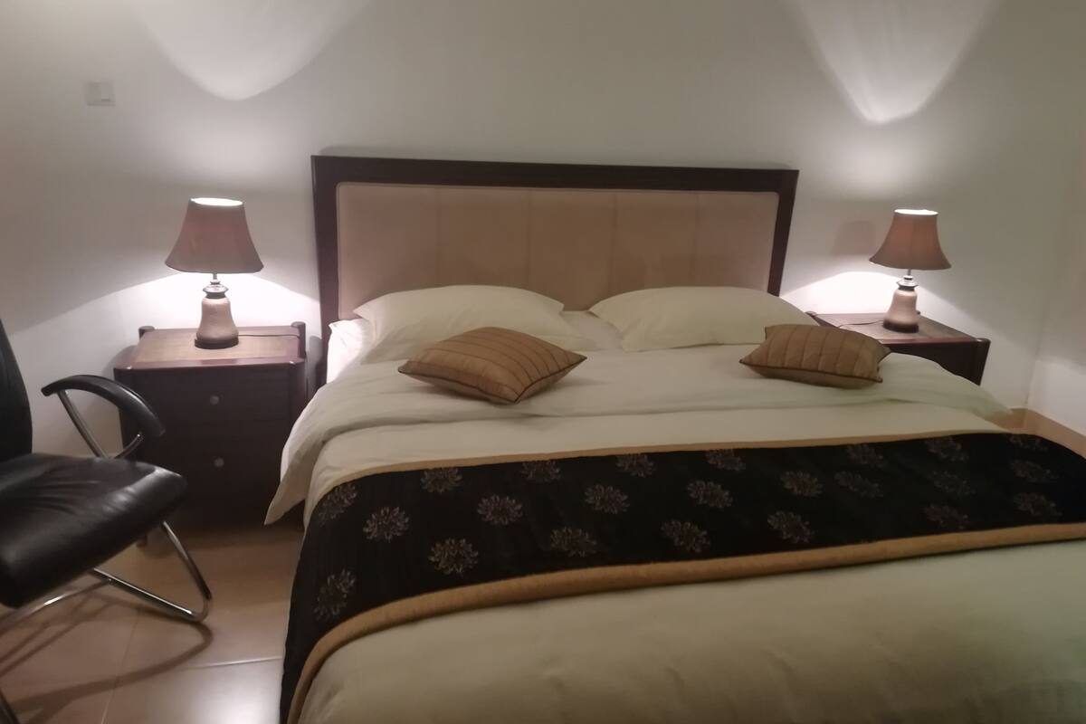 4 bedrooms, desk, iron/ironing board