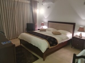 4 bedrooms, desk, iron/ironing board