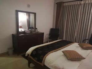 4 bedrooms, desk, iron/ironing board