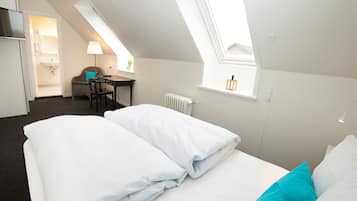 Tweepersoonskamer, en-suite badkamer | Individueel gedecoreerd, individueel gemeubileerd, een bureau