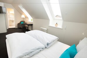 Double Room, Ensuite | Desk, laptop workspace, WiFi (free), individually decorated - Benniksgaard Anneks (Grasten)
