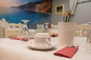 Café da manhã continental todos os dias mediante uma taxa