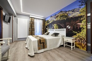 Un dormitorio con cama, mesita de noche y un mural de un puente en la pared.