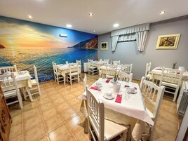 Desayuno continental diario (EUR 6 por persona)