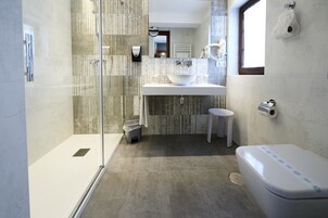 Deep soaking tub, free toiletries, hair dryer, towels