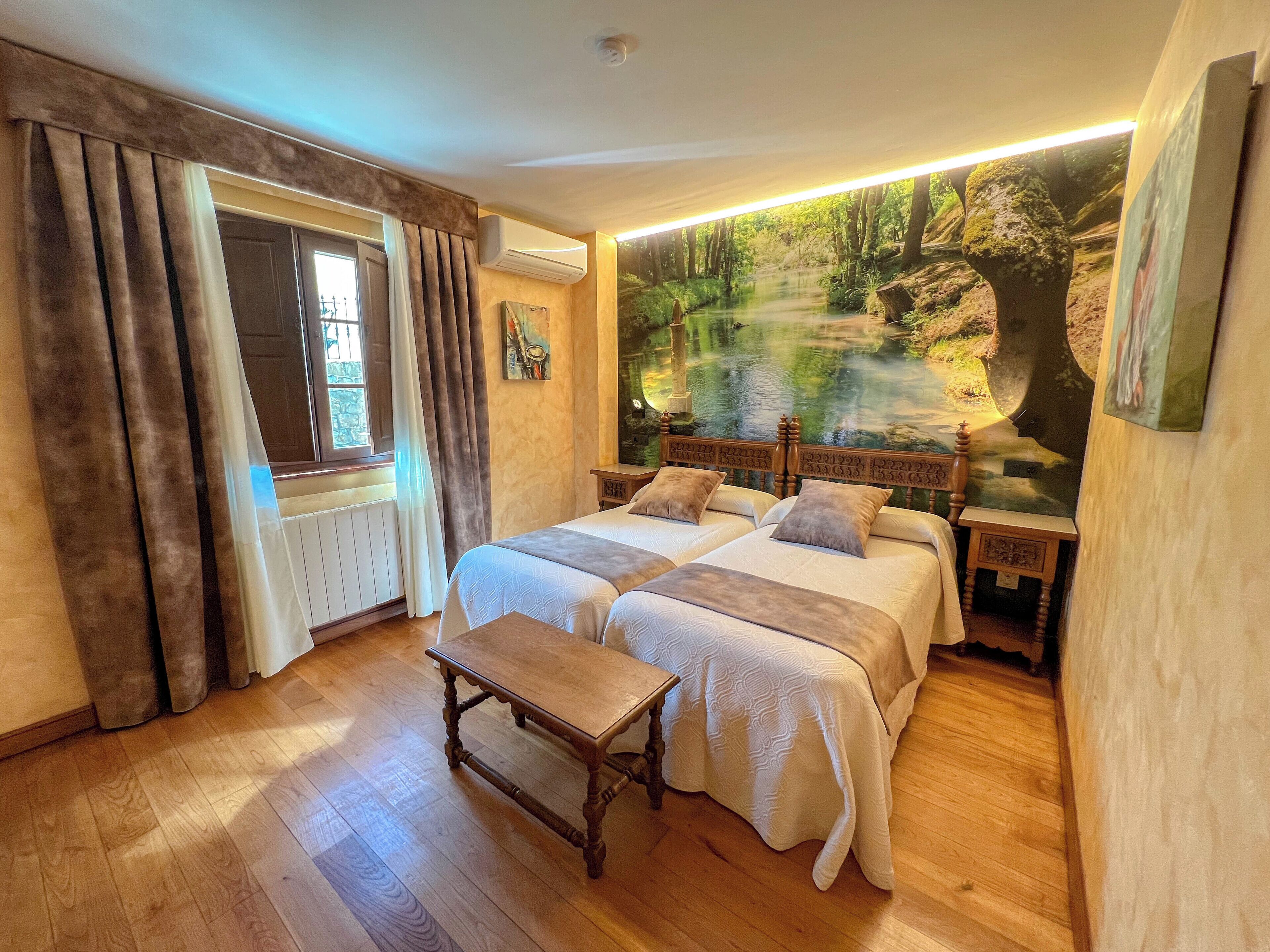 Habitación doble | Edredones de plumas, caja fuerte, decoración individual