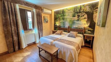 Habitación doble | Edredones de plumas, caja fuerte, decoración individual