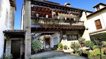 Vista frontal de la propiedad