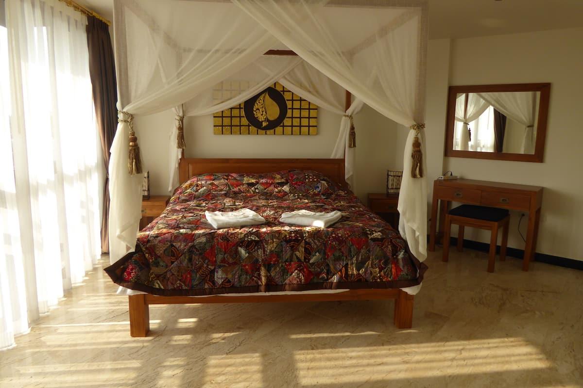 Family Suite Apartment | Minibar, in-room safe, individually decorated, desk