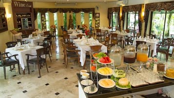 Se sirven desayunos y cocina internacional; con vista a la alberca