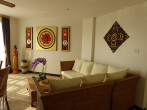 Family Suite Apartment | Living room