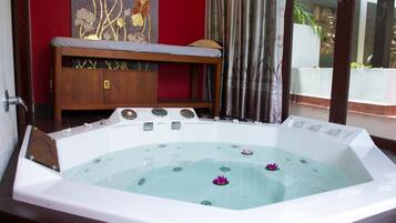 Tina de hidromasaje, baño de vapor, aromaterapia y masajes tailandeses