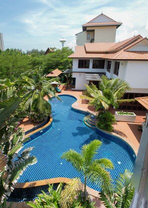 Outdoor pool, pool umbrellas, sun loungers - The Orchid Beach Resort at VIP Resort (Rayong)