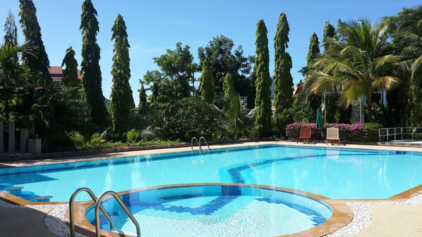 Piscine extérieure, parasols, chaises longues