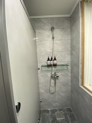 Shared Dormitory, Women only (6 Beds) | Bilik Mandi | Pancuran mandi, kelengkapan dandanan diri percuma, pengering rambut 