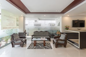 Lobby sitting area - Treebo Raj Premier, Indiranagar (Bengaluru)