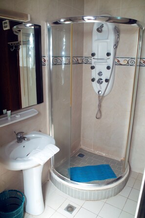 Classic Room | Bathroom | Shower, slippers, bidet, towels - Riviera Hotel Benin (Cotonou)