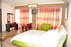 Kamar Standar | Minibar, brankas, meja kerja, dan tirai kedap cahaya