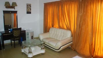 Standaard Twin kamer | Woonruimte | Flatscreentelevisie